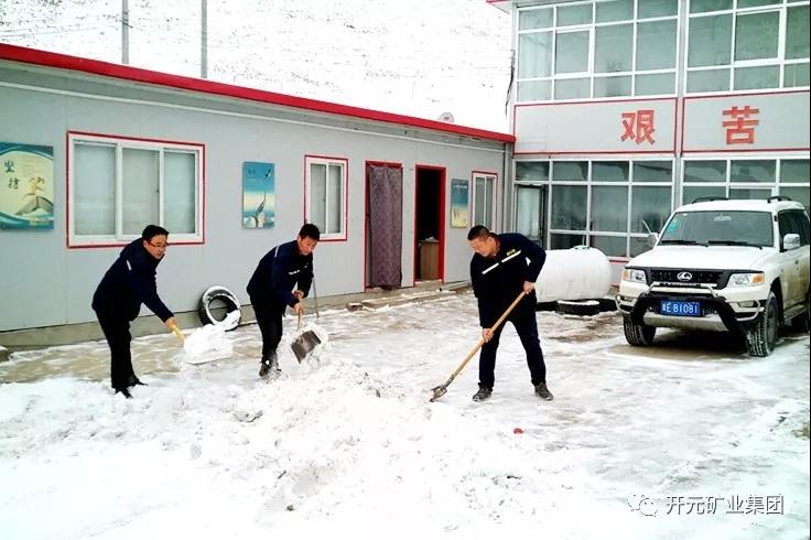 人間四月芳菲盡，山中春雪還復(fù)來(lái)