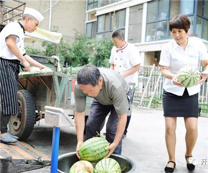 買下一整車西瓜，讓瓜農(nóng)早點回家